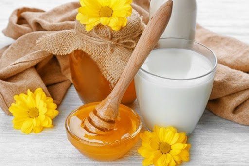 Cách làm trắng da bằng sữa không đường và mật ong