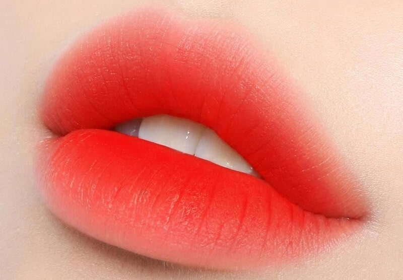 Phun môi màu đỏ cam là gì và giữ được trong bao lâu?